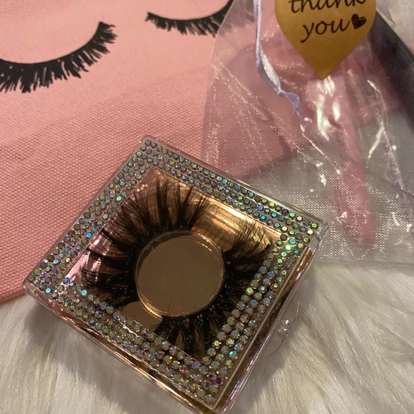 Lashes - Picture 8 of 15